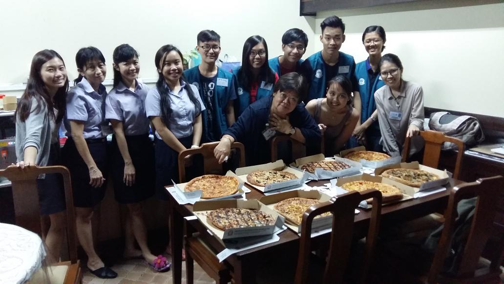 pahcharities's tweet photo. These volunteers raised > RM1.5k y'day. As a reward, our manager treat them with Domino's pizza #charity #pahpenang http://t.co/bk2PaGmQlF