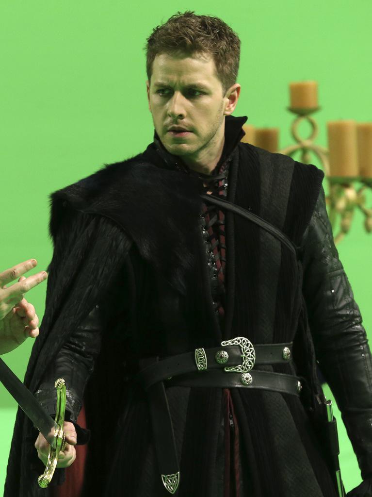 OUATcompetition's tweet photo. Who wears the guyliner better? #OnceUponATime REQUESTED

RT for #CaptainHook
Fav for #PrinceCharming http://t.co/pKUJjyIGiG