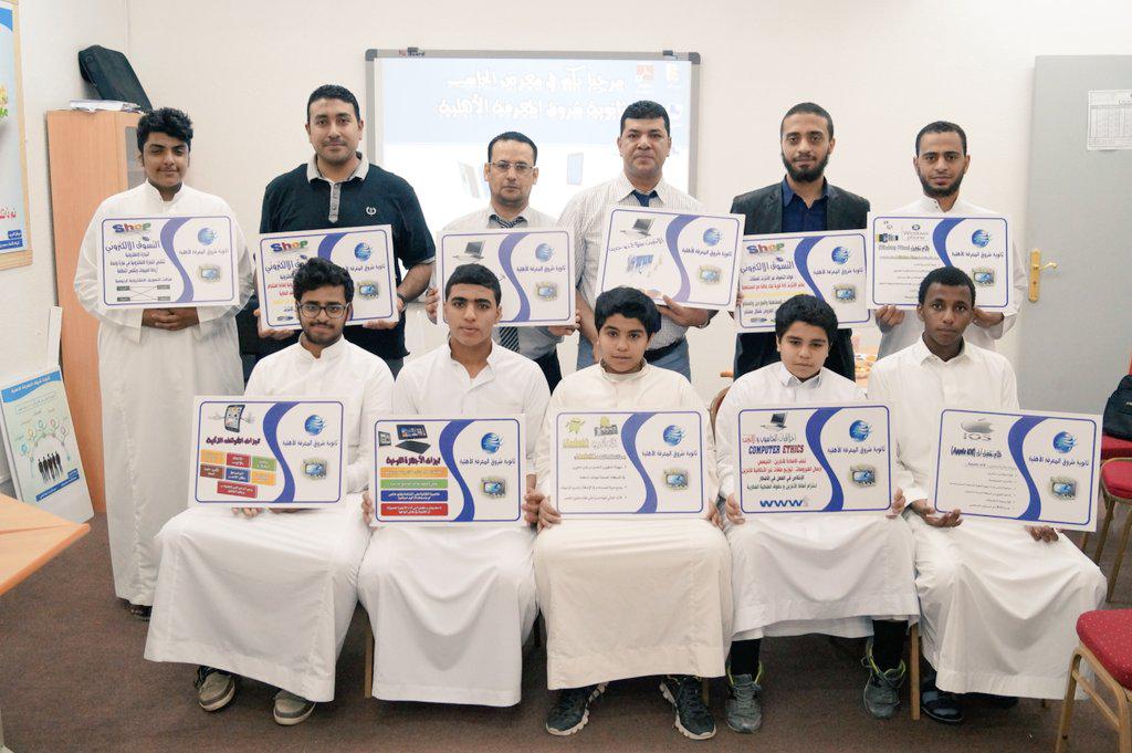 elmarefa1's tweet photo. في حضور طاقم الإدارة تم افتتاح معرض الحاسب الآلي المميز بمجهودات الطلاب تحت إشراف معلم الحاسب عبد الله مياح http://t.co/MS4mTIG5Sa