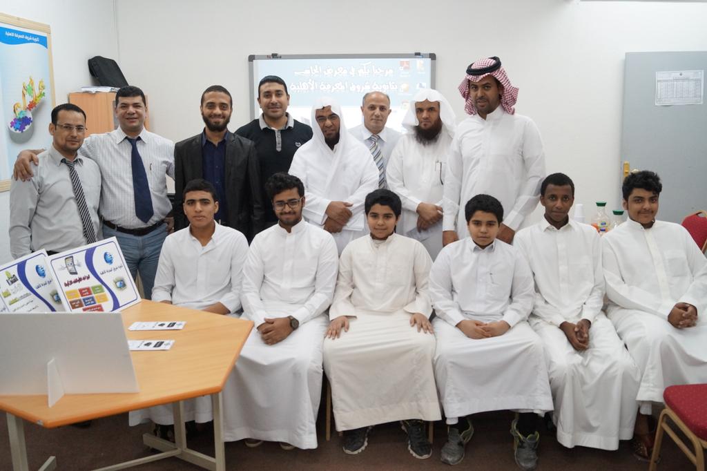 elmarefa1's tweet photo. في حضور طاقم الإدارة تم افتتاح معرض الحاسب الآلي المميز بمجهودات الطلاب تحت إشراف معلم الحاسب عبد الله مياح http://t.co/MS4mTIG5Sa