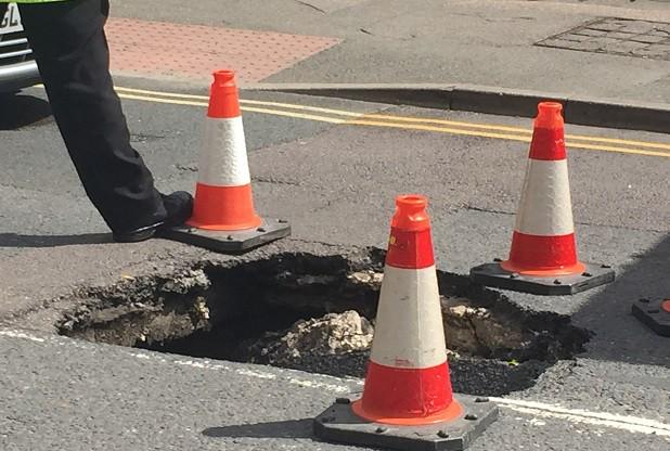 KSCourier's tweet photo. A hole in a Tunbridge Wells road is causing disruptions this morning: http://t.co/0Owbo9ly34 http://t.co/mM8d3YanR4