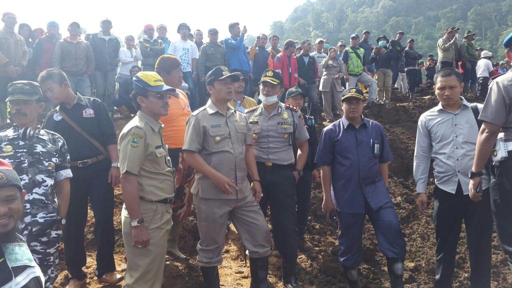 Tinjauan Langsung Bupati Bandung ke lokasi bencana longsor pangalengan <a href="/Kang_DN1/">Dadang M Naser</a> <a href="/infokabbandung/">IG : infokabbandung</a>  @BPBDKabBandung