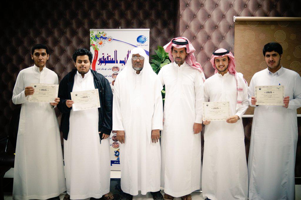 elmarefa1's tweet photo. مدير المدرسة ومعلم الرياضيات عبد الغفار الطيب يكرمان الطلاب الحاصلين علی درجات عالية باختبارات القياس http://t.co/pRBoIYGYZD