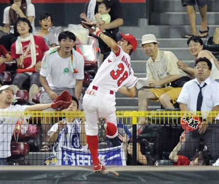 プロ野球どっち派 On Twitter 広島のホームランキャッチといえば 音選手も捨て難いですが 赤松真人 Rt 天谷宗一郎 Fav Carp Http T Co Jrrujga0xb Twitter