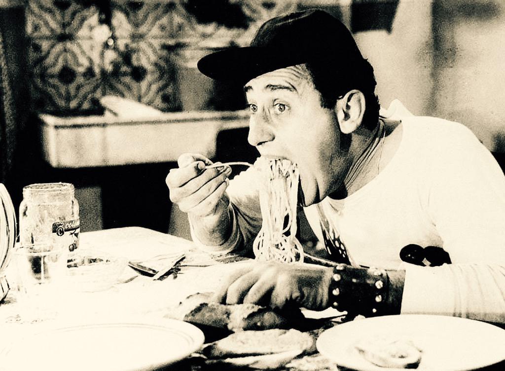 Helpernotes's tweet image. #6maggio #NoDietDay contro l'ossessione del peso.
È meglio vestire un sorriso in più che una taglia in meno!