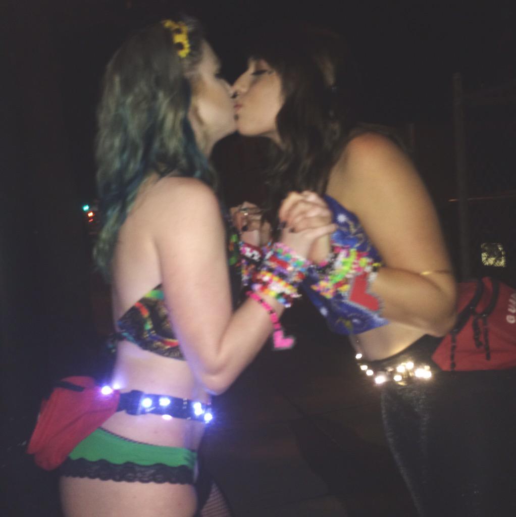 lovebugal's tweet photo. I was going through my pics and... Okay I'm 100% straight I promise HAHAHAH http://t.co/pScakQsbac