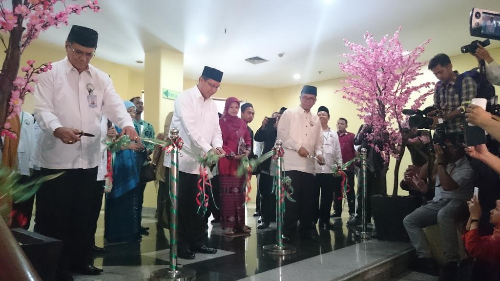 Kemenag_RI's tweet photo. Menag @lukmansaifuddin gunting pita sebagai tanda dibukanya pameran "Tinggalan Samudera Pasai" #MuseumAlQuran http://t.co/S16SZd42yr