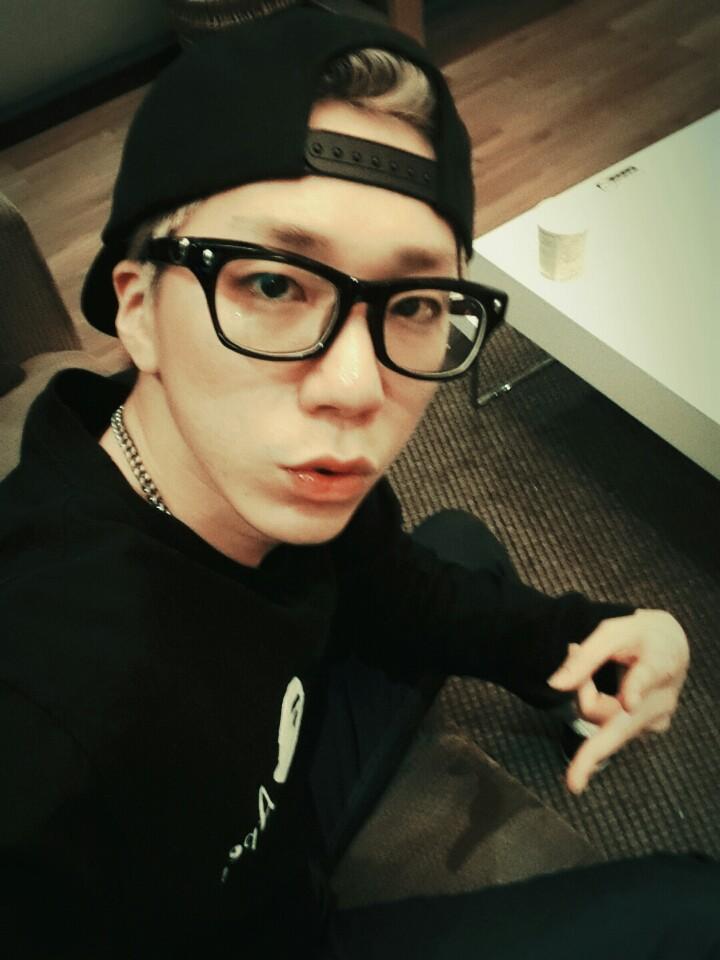 2014_HOTSHOT's tweet photo. #문규 안경은 처음이지?! http://t.co/6P1532NXjo