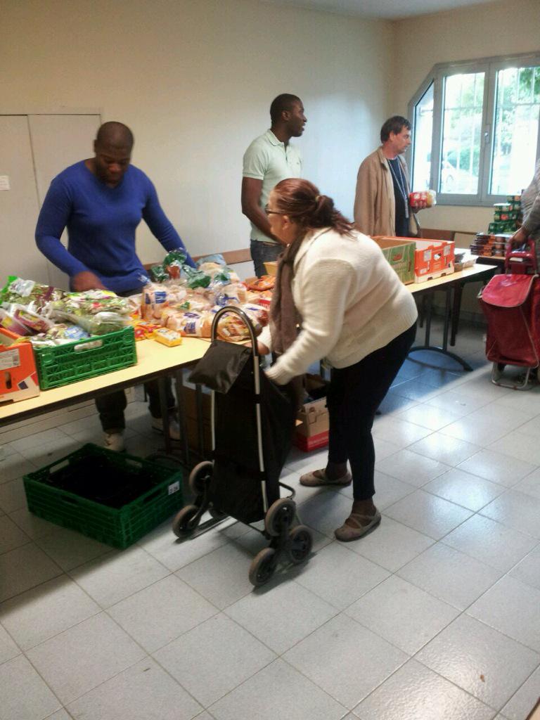 lolidays's tweet photo. Déjà une centaine des familles beneficiers , merci a tous et a mardi prochain http://t.co/rgrnwN1YR3