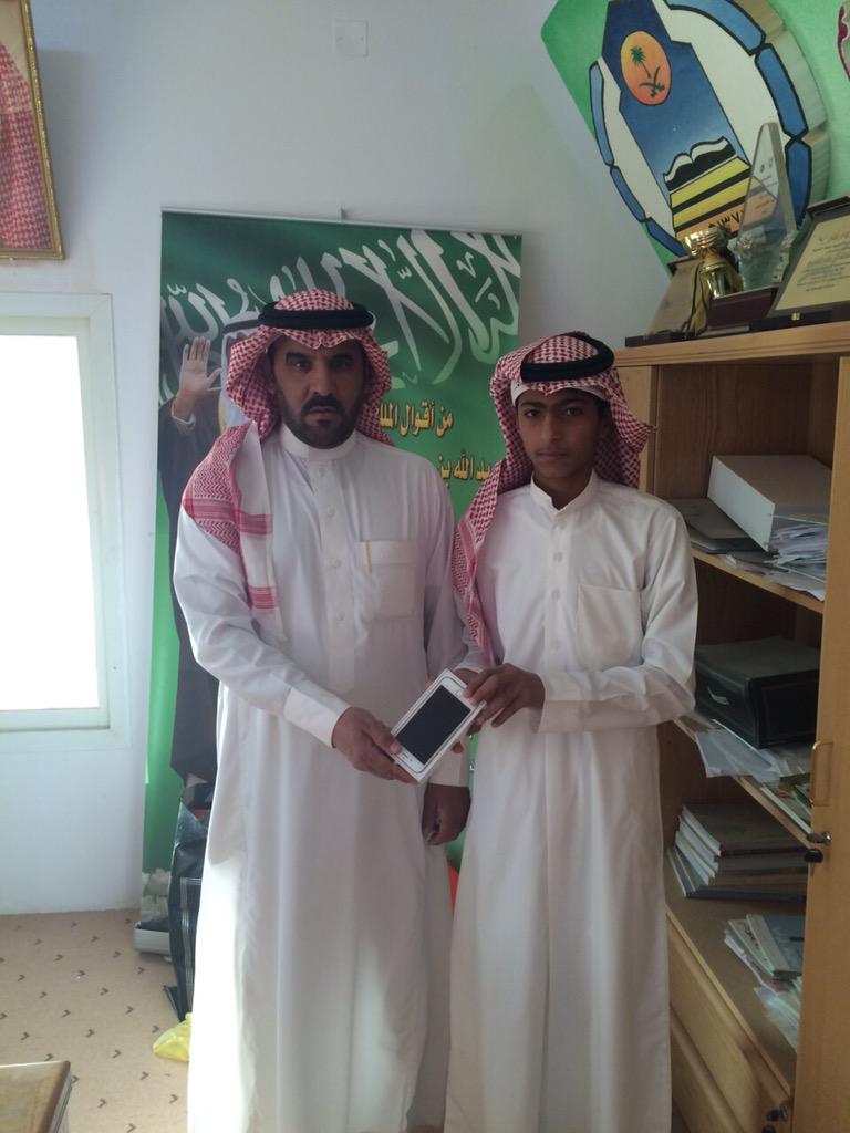 moklef's tweet photo. @S_7_Z الشكرللاستاذ سعيد الزهراني ع تبرعه بجائزه ايفون للطالب سلطان غافل نظيرفوزه بمسابقة القران وتفوقه دراسيا http://t.co/Zwmok8YJc2