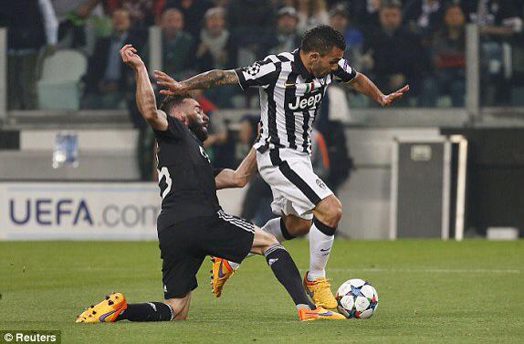 Memasuki babak kedua, pertandingan semakin ketat. Ada insiden Chiello diperban kepalanya. #UCL #Juventus #JuveReal