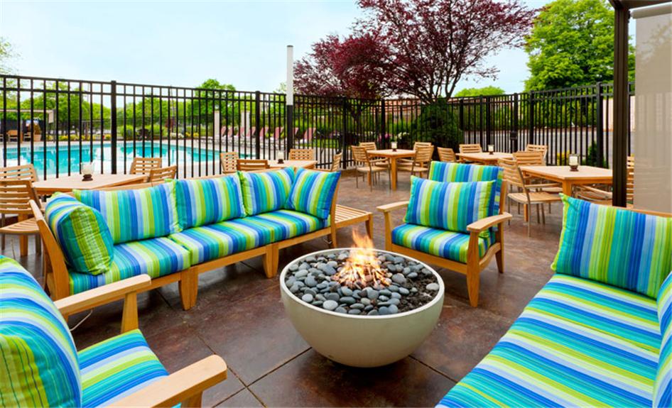 W/ the sparkling pool by day, + the fire pit by night, a swimsuit might be the only clothes you need at #HolidayInn.