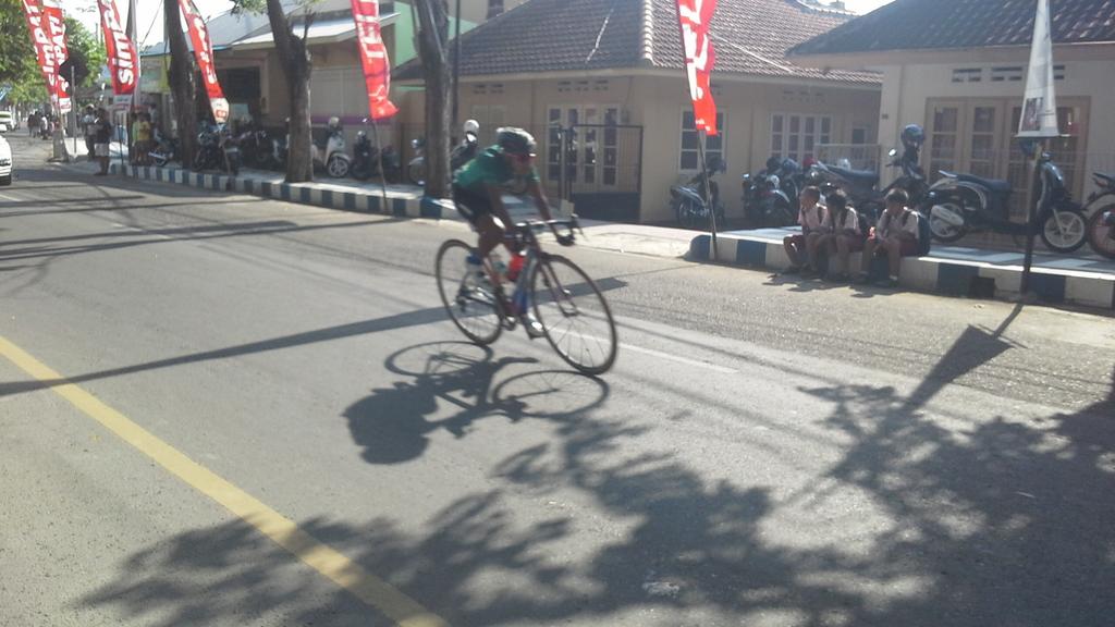 jonathanpratam's tweet photo. Tak pernah berhenti dan tak kenal lelah, akan terus ku kayuh hingga garis finish ku rengkuh #BanyuwangiTourDeIjen http://t.co/Kra5mjheFI
