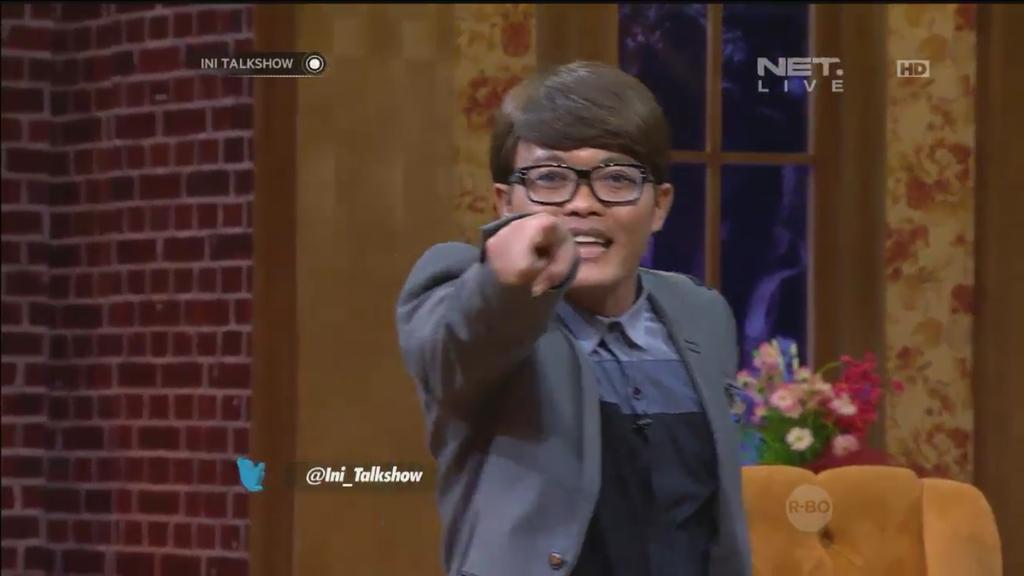 Duosolpet's tweet photo. Pepatah menyatakan ANJING NENGGONGGONG..MALING KULKASPUN BERLALUU   KAng @newsuleprikitiw beneeeerrr bangeettt, keren http://t.co/XqN2A00Iin