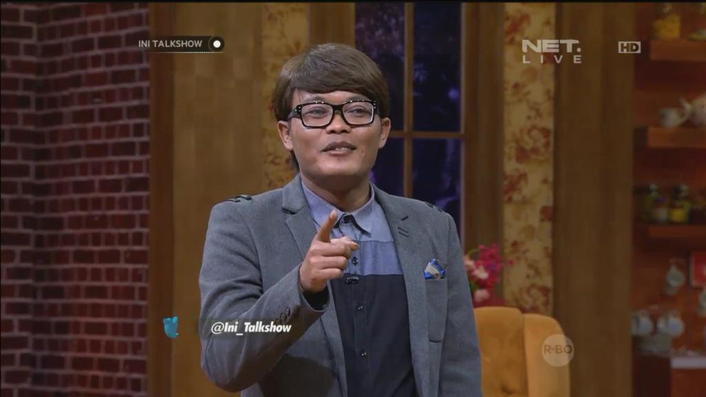 Duosolpet's tweet photo. Pepatah menyatakan ANJING NENGGONGGONG..MALING KULKASPUN BERLALUU   KAng @newsuleprikitiw beneeeerrr bangeettt, keren http://t.co/XqN2A00Iin