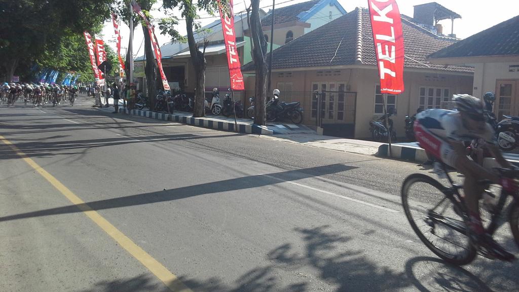 jonathanpratam's tweet photo. Sori aku sudah jauh meninggalkanmu guys haha #BanyuwangiTourDeIjen http://t.co/M3eoonhgsi