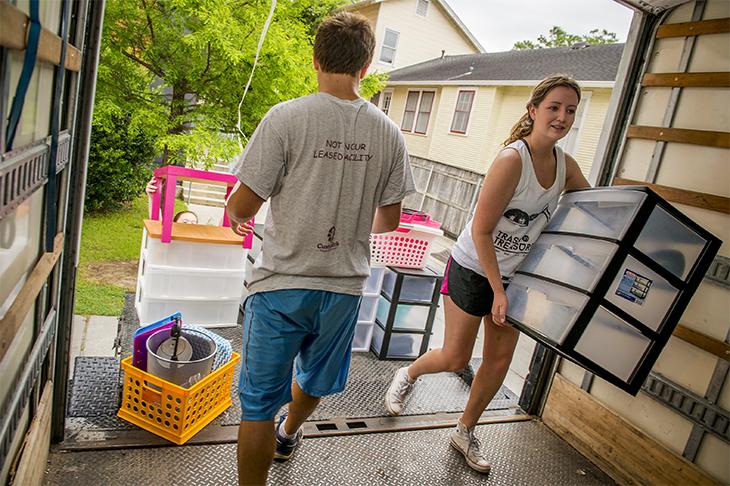 Tulane's tweet image. Don't throw out unwanted dorm items! #Tulane's #TrashtoTreasure will collect for new students: tulane.it/1IKA4zo