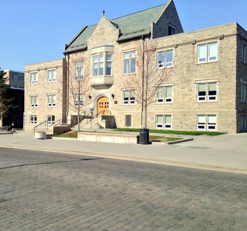 Ahalladay93's tweet photo. I love the buildings here πβ€οΈπ #Kingstonsummer @queensu http://t.co/j1dKEXH2I6