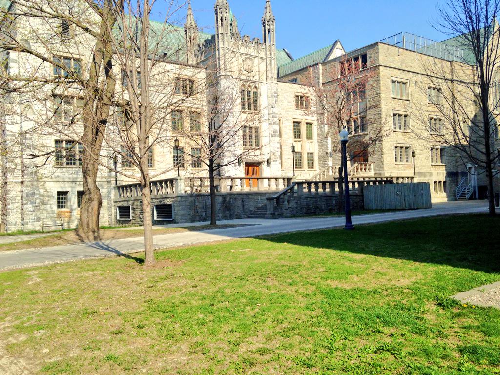 Ahalladay93's tweet photo. I love the buildings here πβ€οΈπ #Kingstonsummer @queensu http://t.co/j1dKEXH2I6