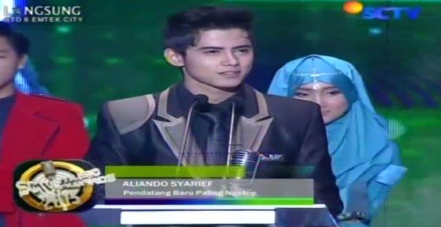 Selamat untuk <a href="/alysyarief/">Aliando Syarief.</a> menang pendatang baru palinng ngetop! #SCTVMusicAwards