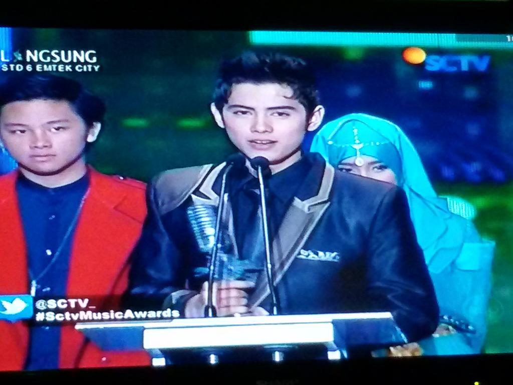 Aliando_fanbase's tweet photo. Selamat yaa bang aliii...😍😙😊😄😄@alysyarief @aliando26 http://t.co/WwXbnZTV0p