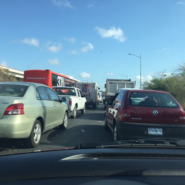 retioMID's tweet photo. Embotellamiento a la entrada de dzibichaltun http://t.co/qtsLh8RyNn —@rolandoac https://t.co/TbTjzzVKqq