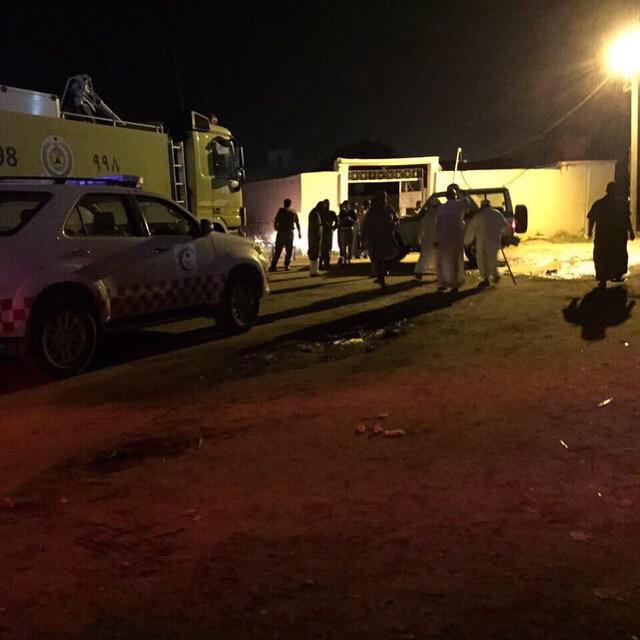 Alsh3bnews's tweet photo. مقتل مواطن وزوجته وإصابة 3 آخرين في حادثة تعرض مبنى سكني بقرية البحطيط لقذيفة عسكرية.

#قذائف_هاون_تسقط_على_نجران http://t.co/c3ZwCOoaCC