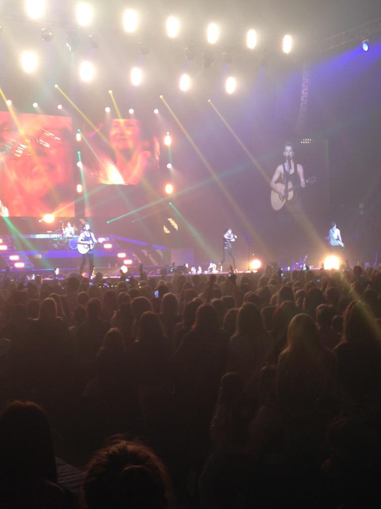 Becky__Henson's tweet photo. @TheVampsband last night! Amazing performance by @TheVampsJames @TheVampsCon @TheVampsBrad and @TheVampsTristan X http://t.co/Lxi3gOCL0l
