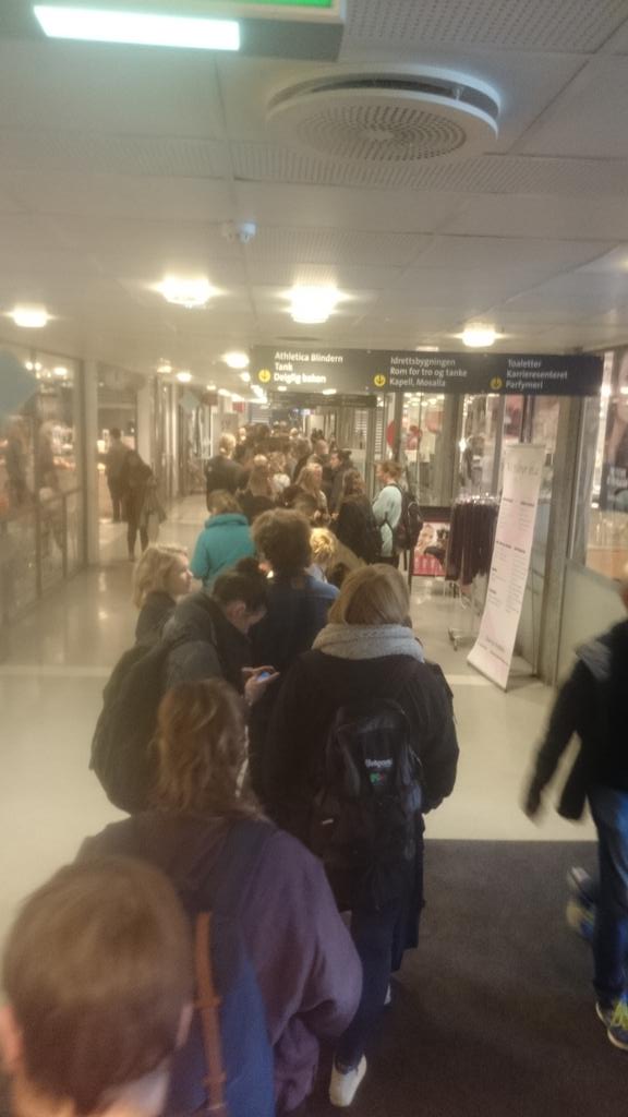 VA_student's tweet photo. #køpåblå var en suksess. Vi prøver ut kø på blindern! #kutt @SiOStudentliv http://t.co/1vCAIBsUJF
