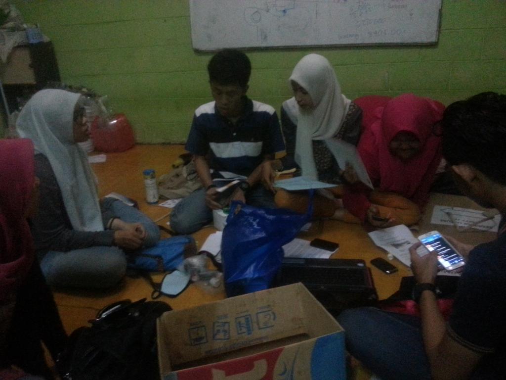 Ibu ketua beserta DP dan jajarannya sedang berpusing ria ... WE ARE READY !  #seminarumum2015