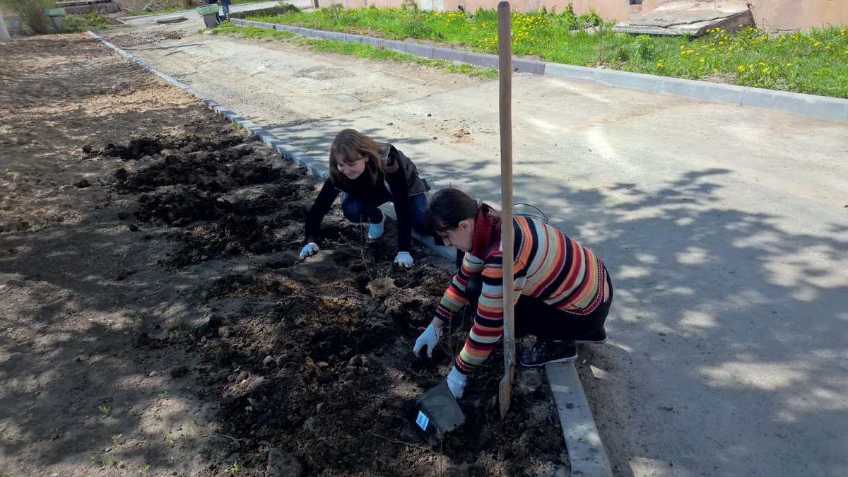 Благоустраиваем территорию колледжа <a href="/GruzdevVladimir/">Владимир Груздев</a> <a href="/yakushkina_/">Галина Якушкина</a> <a href="/LevinaMV/">Левина Марина</a> <a href="/ostashko10/">Оксана Осташко</a> <a href="/min_obr_to/">Мин.образования ТО</a> @AASheveleva