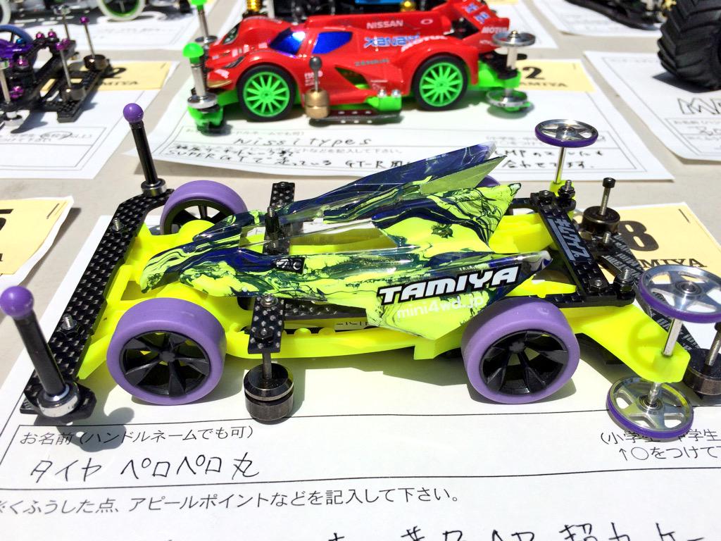 イエロー×ブルーのマーブルカラーにパーツはパープルで統一。蛍光色が