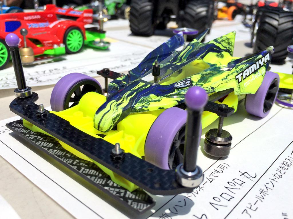 イエロー×ブルーのマーブルカラーにパーツはパープルで統一。蛍光色が