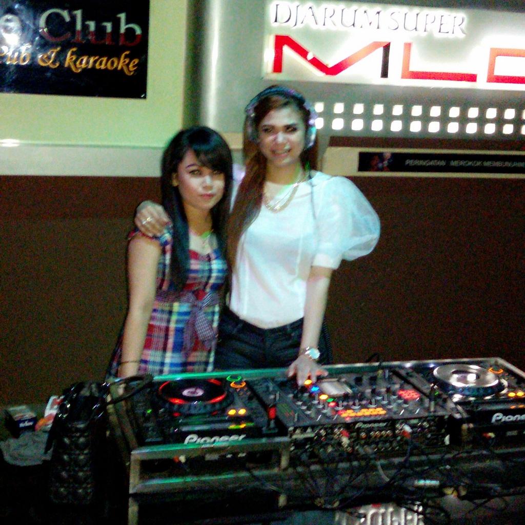 oriza25's tweet photo. #nashville# dj donna oriza http://t.co/fmaUasW5wH