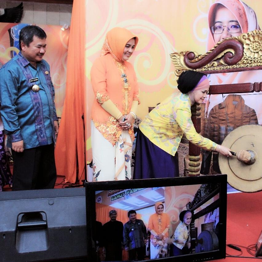 dekranasdagarut's tweet photo. Trima kasih kpd Ibu Wakil Gubernur @giselmizwar yg telah berkenan membuka acara Dekranasda Craft Expo 2015 #DCE #DPM http://t.co/BE0gqoxp4n