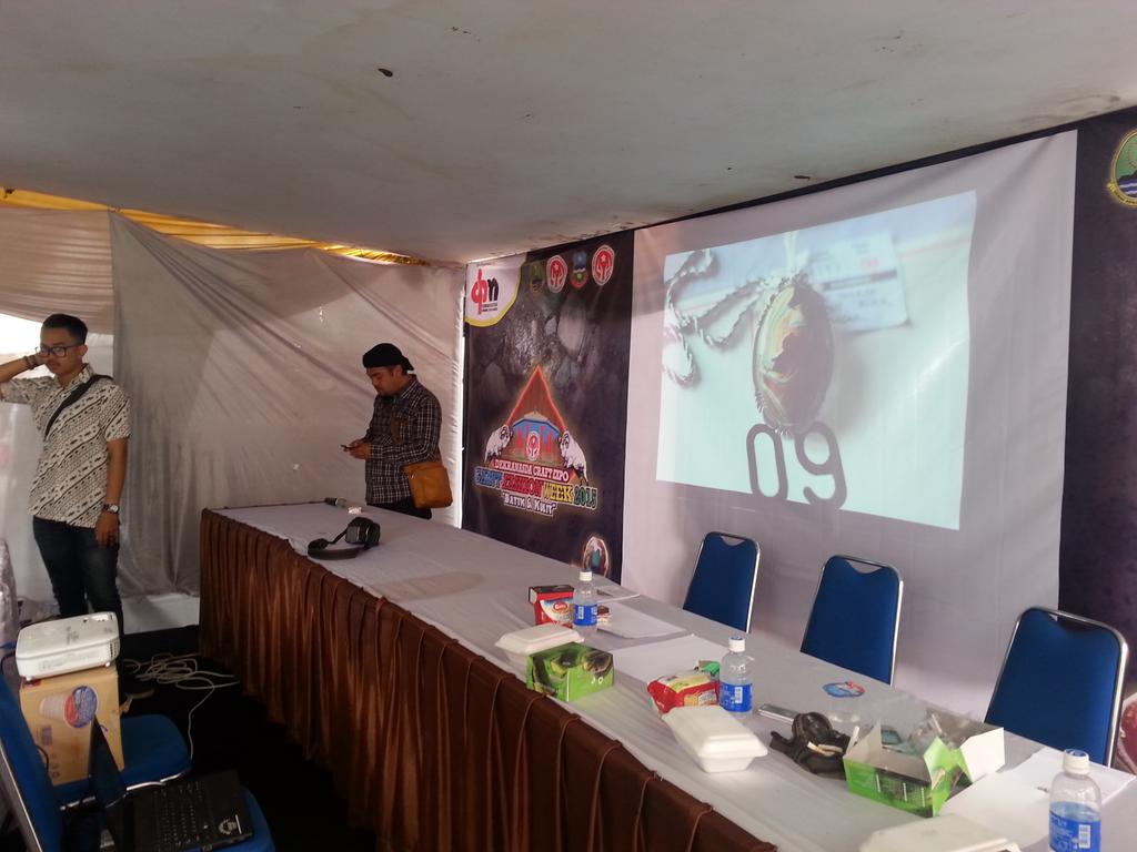 dekranasdagarut's tweet photo. Bazar dan Kontes Batu Akik Garut juga menjadi acara utama yg dipersembahkan dlm event Dekranasda Craft Expo 2015 http://t.co/6mNA35mVN7