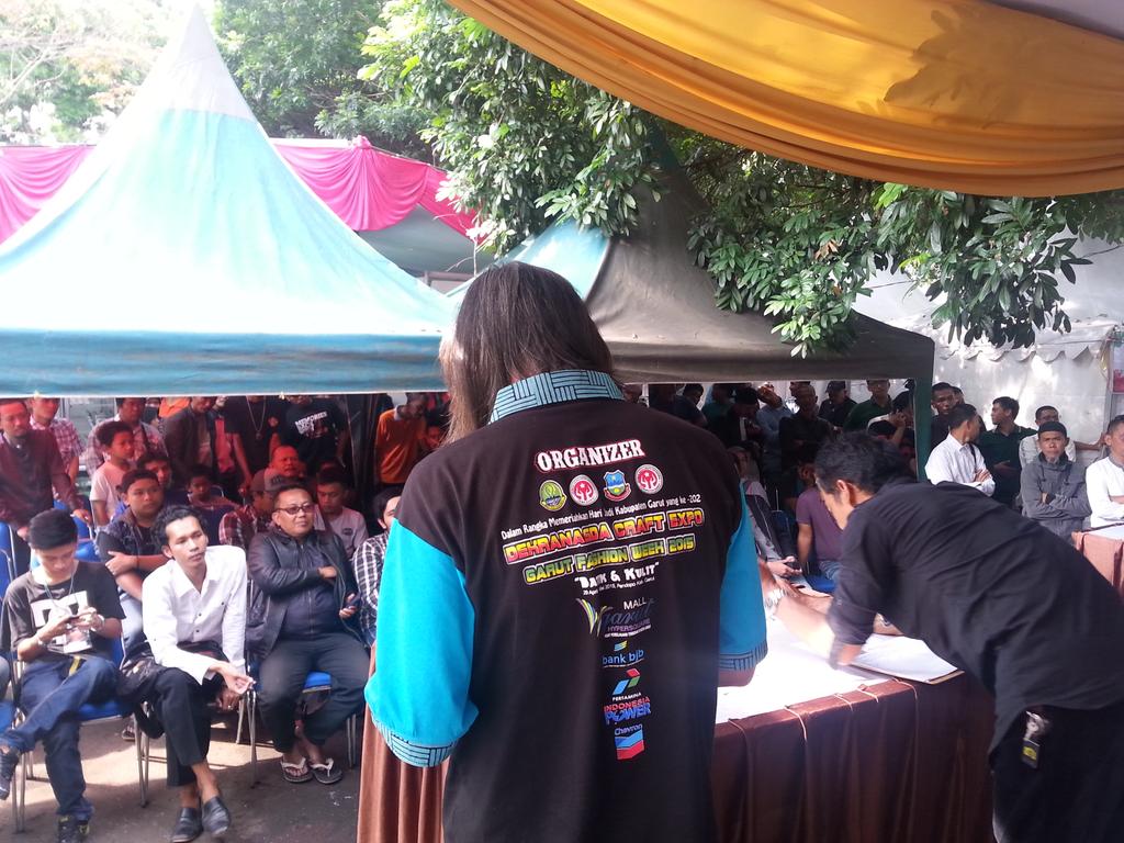 dekranasdagarut's tweet photo. Bazar dan Kontes Batu Akik Garut juga menjadi acara utama yg dipersembahkan dlm event Dekranasda Craft Expo 2015 http://t.co/6mNA35mVN7