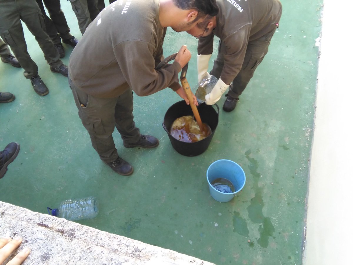 aprendizextlade's tweet photo. Mañana de reciclaje. Reutilizamos el aceite usado para realizar jabón (sensibilización medioambiental) http://t.co/ZHGgEgFW36
