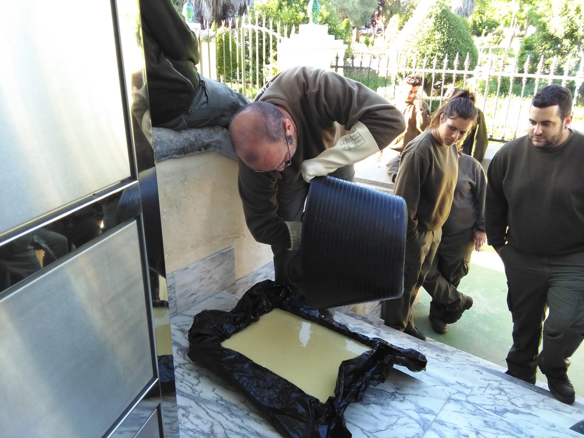 aprendizextlade's tweet photo. Mañana de reciclaje. Reutilizamos el aceite usado para realizar jabón (sensibilización medioambiental) http://t.co/ZHGgEgFW36