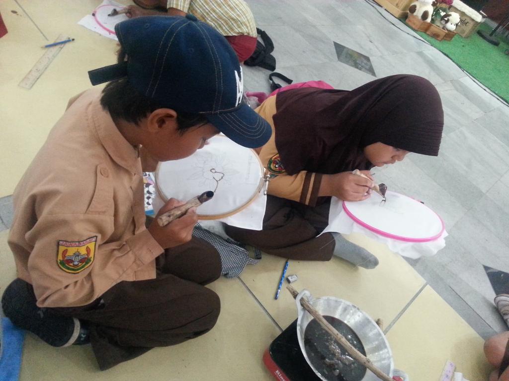 dekranasdagarut's tweet photo. Acara ini juga di isi oleh kegiatan kreatifitas anak anak berupa lomba membatik dan mewarnai #DCE #DPM http://t.co/jB9jMVuGtJ