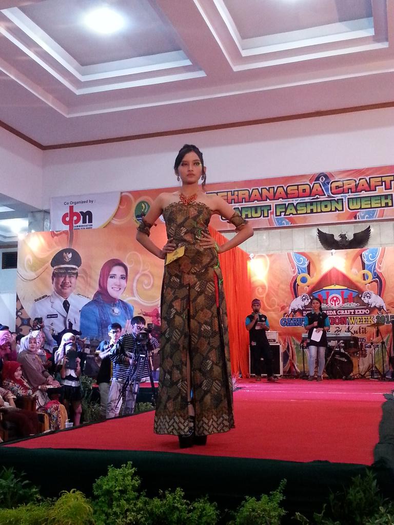 dekranasdagarut's tweet photo. Lomba Fashion Show Batik dan Kulit menjadi acara yg paling menarik perhatian penonton dg animo peserta yg luar biasa http://t.co/lVYs0Xf8BN