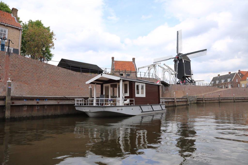 Gister foto's gemaakt voor de site + live op de radio bij @ditisdomien Thanx <a href="/Domien/">Domien Van Damme⚡</a>, site is online! #blokhutboot.nl