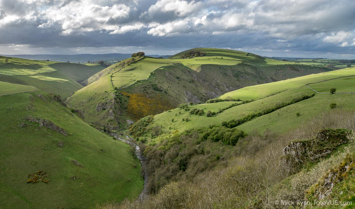 vertical_brain's tweet photo. The grand canyon of the South Peak District. @Team_BMC @OutdoorsMagic @ukhillwalking @GuardianTravel @peakinfocentres http://t.co/giSMxtn2pg