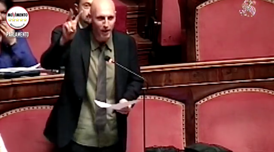 M5S_Senato's tweet photo. Aerei di stato per la campagna elettorale, una truffa ai danni dei cittadini.La denuncia M5S: https://t.co/dav2xz388o http://t.co/cr10IYKS3h
