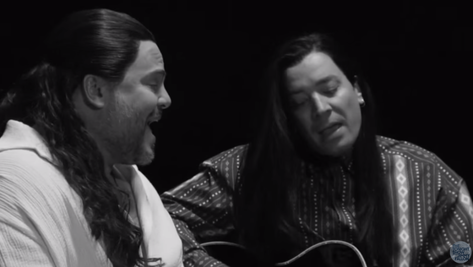 CNNEE's tweet photo. Jack Black y Jimmy Fallon "reviven" el éxito "More Than Words" http://t.co/P7QZyJnal1 http://t.co/SmQ9NAfYdd