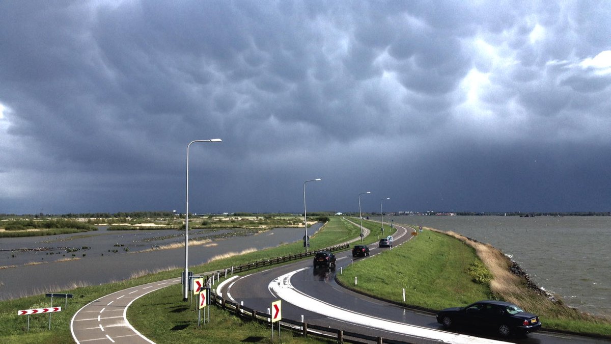 djaffry's tweet photo. #Mammatus boven #harderwijk na een groeiende #shelfcloud #storm #onweer #weather http://t.co/0gIAH3HOiZ