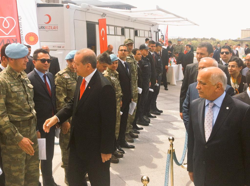 Kizilay's tweet photo. Kan Bağışına desteklerinden dolayı Sn Cumhurbaşkanımız @RT_Erdogan ve Cumhurbaşkanlığı çalışanlarına teşekkür ederiz. http://t.co/9nXEurixHQ
