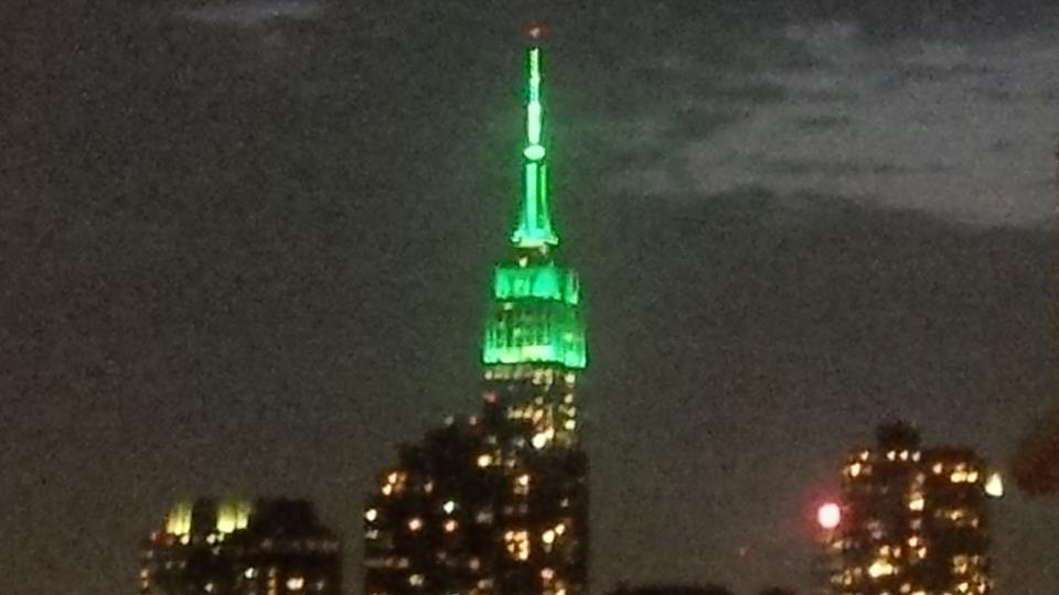 MHWalkHouston's tweet photo. Empire State building lit for #MentalHealthAwarenessMonth @MHAHouston @sardaa_org RT to #EndTheIndifference http://t.co/RfVRSiguAW