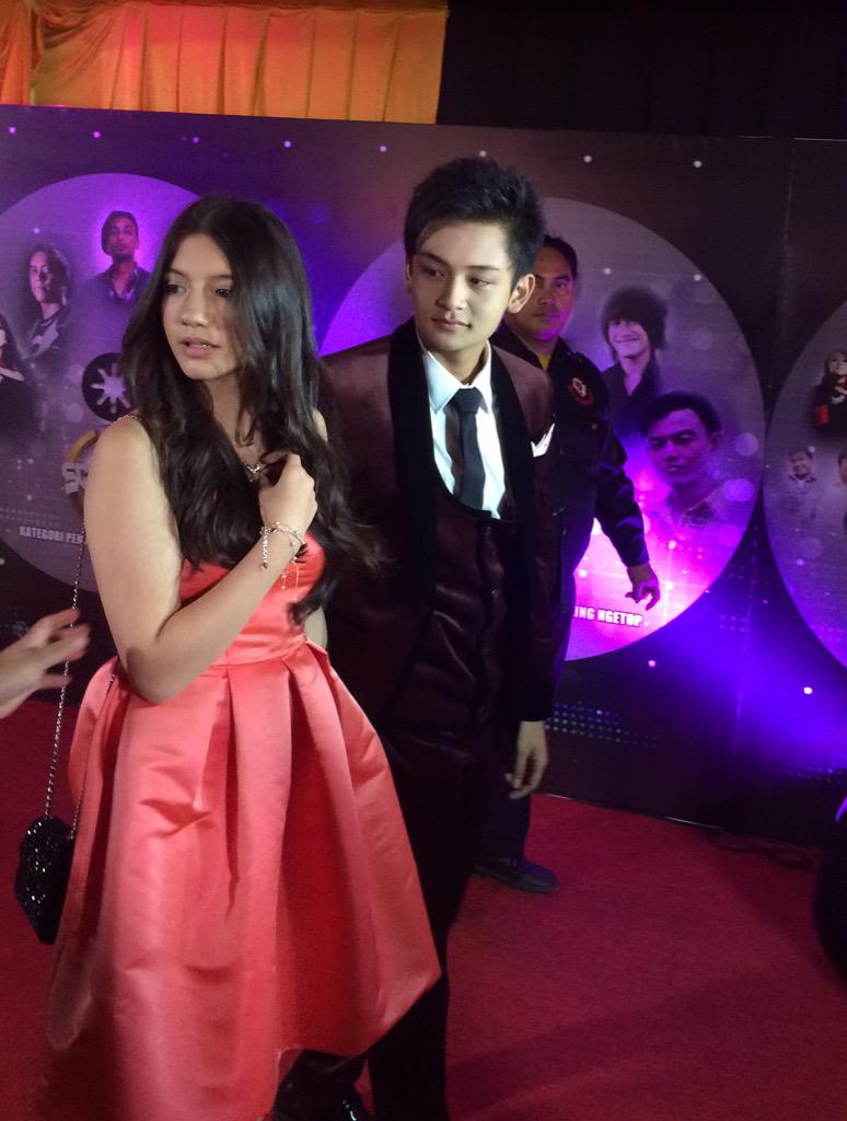 SCTV's tweet photo. Tunggu pasangan paling romantis @RandyMartin98 dan @cassandrasleee di #SCTVMusicAwards pukul 20.00 WIB http://t.co/0oydvLw0lZ