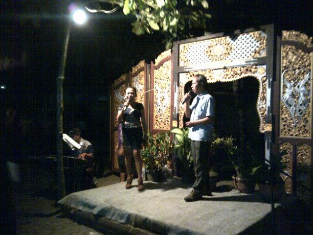 Disela-sela makan malam peserta di restoran rembulan pulau senggigi, pak Dekan menyumbangkan suaranya nyanyi 2x hehe